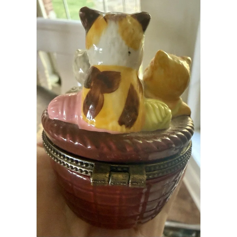 VTG Collectible Trinket Box Basket Full Of Kittens And Yarn Balls Hinged Bombay